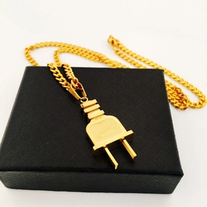 Detalle del colgante enchufe dorado hiphop con grabado 8818 Love You en joyero negro
