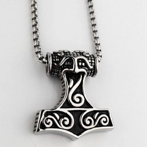 Λεπτομερής λήψη ασημένιου μενταγιόν Viking Mjolnir με vintage χαραγμένα σχέδια