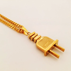 Collar hip-hop con colgante de enchufe dorado y grabado Love You en cadena cubana