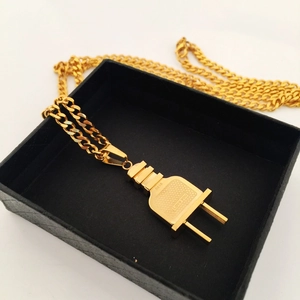 Collar con colgante de enchufe dorado con grabado en cadena cubana gruesa y caja de regalo