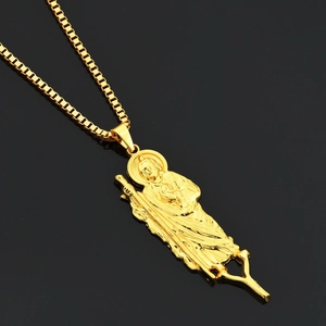 Détail du pendentif religieux Saint Jude doré avec une chaîne gourmette de qualité