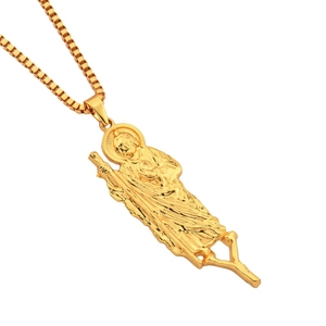 Pendentif St Jude Thaddeus doré avec chaîne vénitienne classique sur fond blanc pur