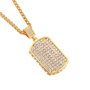 Collier hip hop doré avec un pendentif plaque rectangulaire serti de cristaux étincelants