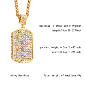 Collier en alliage doré avec pendentif rectangulaire serti de strass et chaîne torsadée luxe