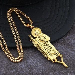 Pendentif religieux Saint Jude en or avec chaîne box en acier sur fond de cuir noir