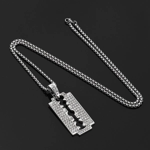 Détails d'un collier pendentif lame plaqué argent orné de cristaux étincelants