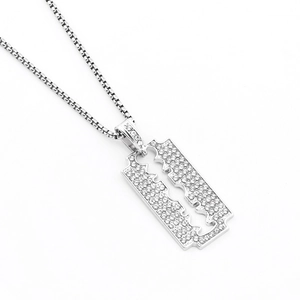 Collier pendentif lame de rasoir argenté style punk avec strass brillants pour homme