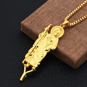 Détail du pendentif San Judas Tadeo plaqué or avec relief sur une chaîne box