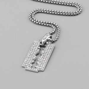 Collier avec pendentif lame de rasoir argenté serti de strass brillants pour un look hip hop