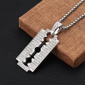 Collier Pendentif Lame de Rasoir en Alliage de Strass Hip Hop Punk Couleur Argent Chaîne de Boîte Bijoux Homme Femme