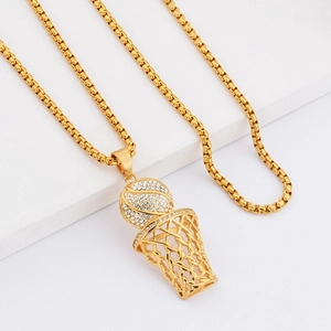 Detalle del colgante de baloncesto hip hop dorado con brillantes diamantes de imitación