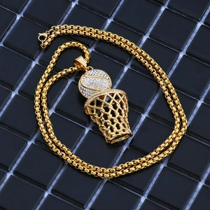 Detalle del colgante de canasta de baloncesto hip hop con diamantes y cadena dorada