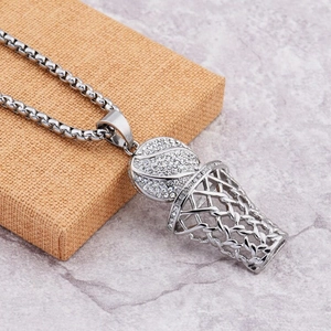 Detalle del colgante de baloncesto con diamantes de imitación y cadena de eslabones