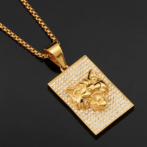 Détail du pendentif rectangulaire tête de tigre dorée orné de cristaux étincelants