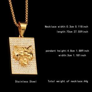 Collier en acier doré avec pendentif carré tête de léopard 3D orné de zircons brillants