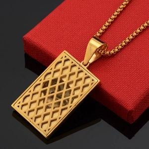 Détail du collier à plaque tigre dorée montrant le motif de grille creuse au dos
