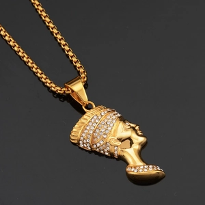 Collier Pendentif Tête de Reine Égyptienne Néfertiti en Acier Inoxydable Plaqué Or Strass Bijoux Hip Hop Unisexe