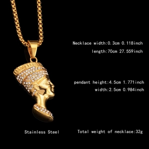 Collier pendentif Néfertiti en acier inoxydable doré avec cristaux sur fond noir