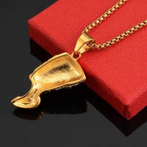 Détail du pendentif égyptien Néfertiti en or avec pierres sur une chaîne vénitienne