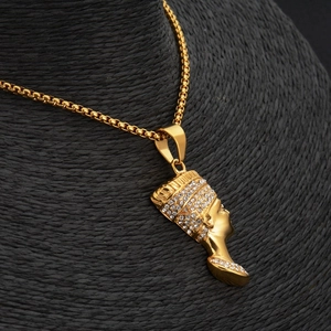 Collier pendentif Néfertiti doré avec strass scintillants et chaîne box élégante