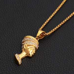 Collier pendentif Néfertiti doré avec strass sur fond de cuir noir texturé