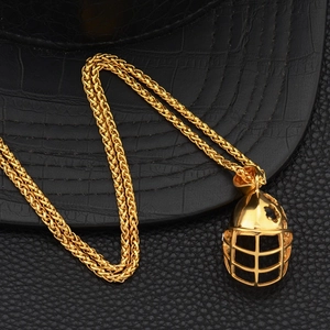 Goldene Kendo-Helm-Halskette mit gedrehter Metallkette auf schwarzem Lederhintergrund