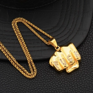 Pendentif poing doré hip hop avec strass sur chaîne épi épaisse et cuir noir
