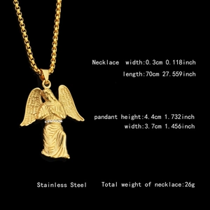Details des goldenen Engelsflügel-Anhängers mit weißen Diamanten und Edelstahl-Halskette