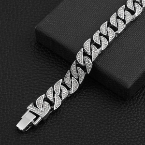 Détail du collier hiphop argenté avec maillons en feuilles et strass étincelants