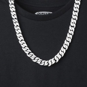 Chaîne Cuban Link glacée avec cristaux blancs sur un col de t-shirt noir