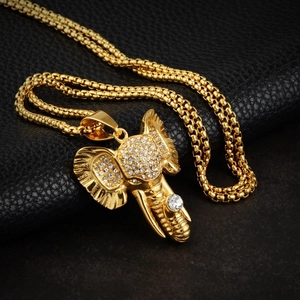 Collier hip-hop doré avec pendentif éléphant et cristaux blancs sur cuir noir luxueux