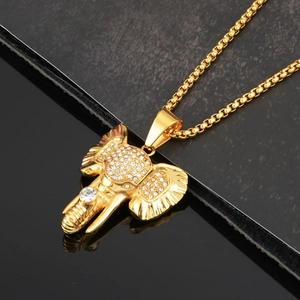 Collier avec pendentif éléphant doré serti de strass brillants et chaîne à maillons carrés