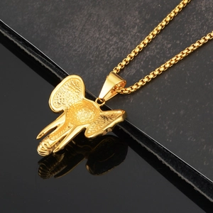 Gros plan détaillé du pendentif tête d'éléphant doré avec une texture fine et chaîne box