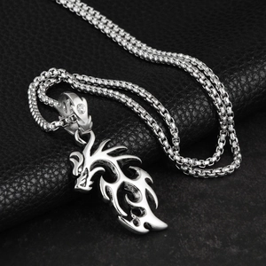 Collana con pendente a forma di drago in acciaio con zircone bianco e catena