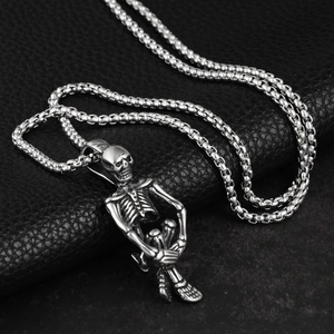 Pendentif tête de mort assise de style gothique punk avec collier à chaîne argentée