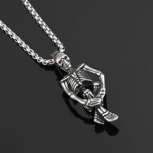 Collier Pendentif Squelette Assis Gothique en Acier Inoxydable Titane Punk Hip Hop Bijoux Rétro pour Hommes Femmes Fête