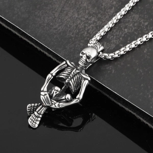 Collier punk gothique avec pendentif squelette assis en acier argenté antique
