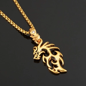 Dettaglio della collana con ciondolo a forma di drago dorato con zircone su fondo nero