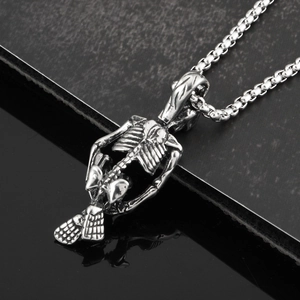 Détail du pendentif squelette gothique avec finition argentée vintage et chaîne