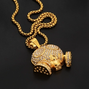 Détail du collier hip hop doré avec pendentif masque à gaz serti de strass brillants