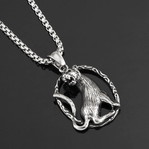 Pendentif tête de léopard argenté style hip hop avec chaîne sur surface réfléchissante