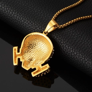 Vue macro détaillée du pendentif hip hop plaqué or avec motif alvéolé au dos du bijou