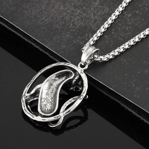 Macro d'un pendentif ovale rétro en acier inoxydable avec motif guépard pour hommes