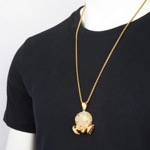 Collier hip hop avec pendentif masque à gaz doré et faux diamants sur un mannequin masculin