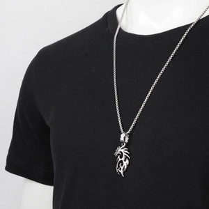Collana hip hop da uomo con ciondolo a drago in acciaio inossidabile argento su manichino