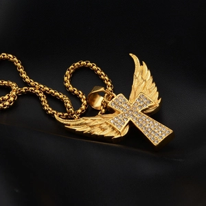 Collier hip hop avec croix ailée et cristaux étincelants sur acier inoxydable doré