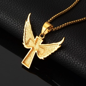 Détail macro du pendentif croix dorée avec ailes et dos texturé sur un fond en cuir noir élégant
