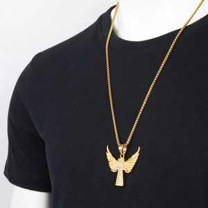 Collier hip hop croix ailes d'ange dorées avec cristaux sur mannequin en t-shirt noir