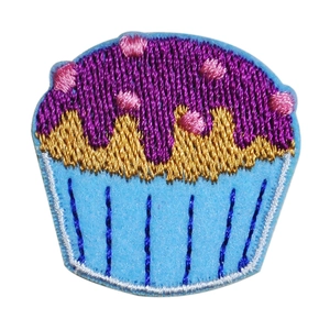 Écusson brodé cupcake coloré pour accessoires de vêtements DIY sur fond blanc