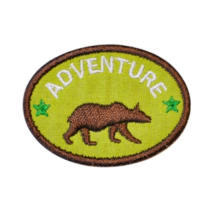 Écusson brodé ours aventure ovale avec fond vert et bordure surjetée marron